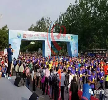 “丝绸之路”宁夏·银川国际马拉松赛鸣枪开跑